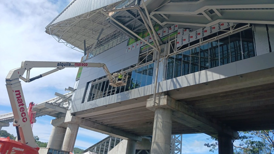 Trabajos de instalación de vidrios en la fachada de una estación de la Línea 3