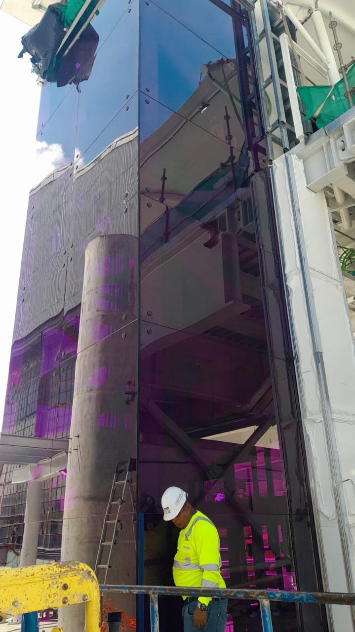 Instalación de revestimiento de vidrio en una estación de la Línea 3