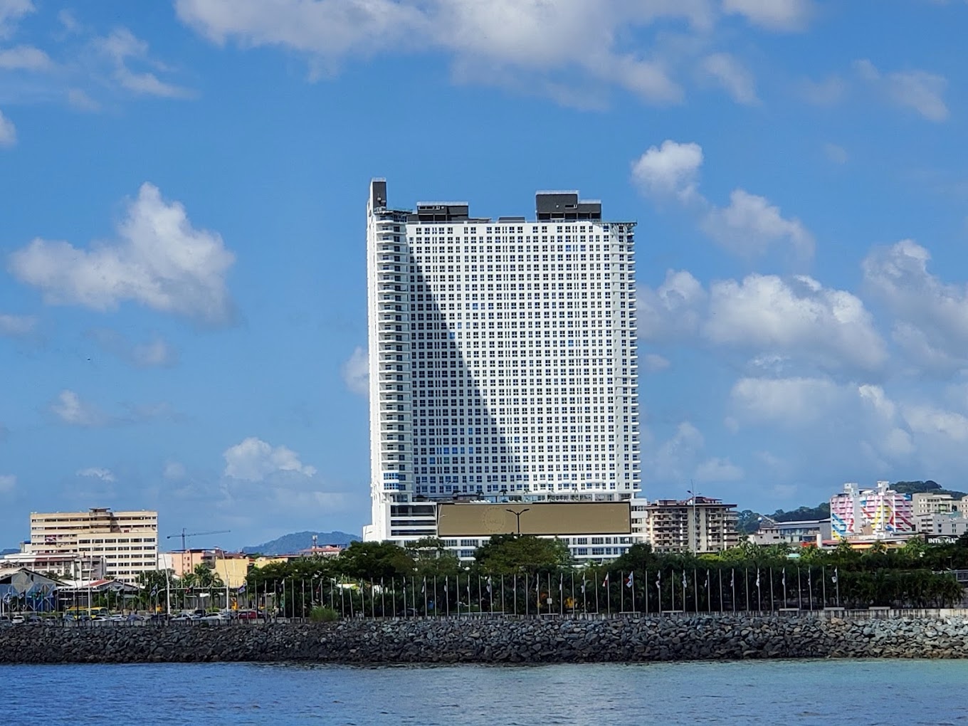 Edificio residencial blanco visto desde la costa