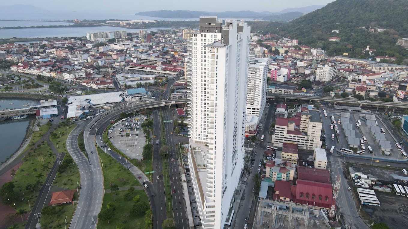Vista aérea de un edificio residencial y su entorno urbano