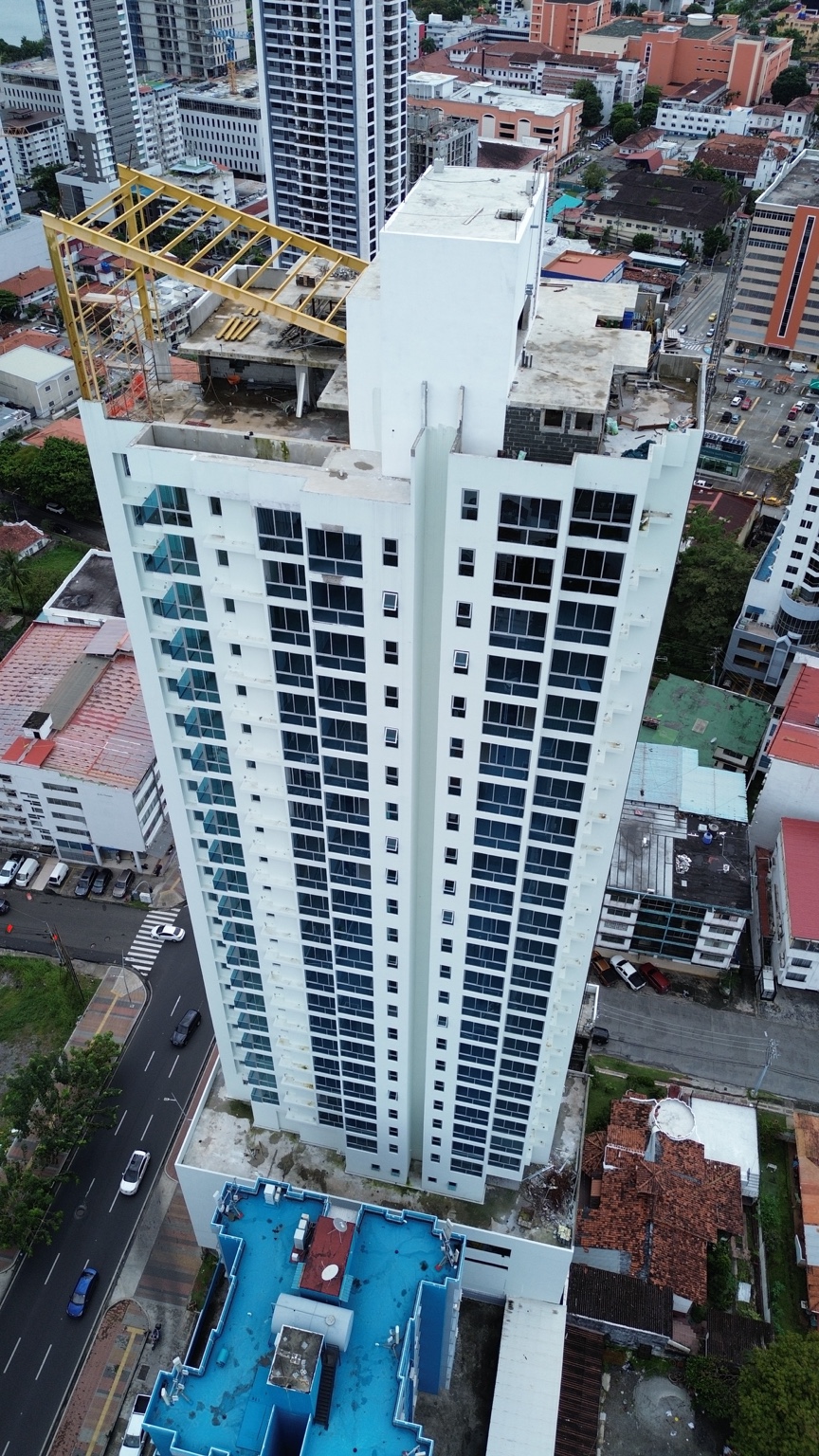 Vista aérea de una torre residencial blanca
