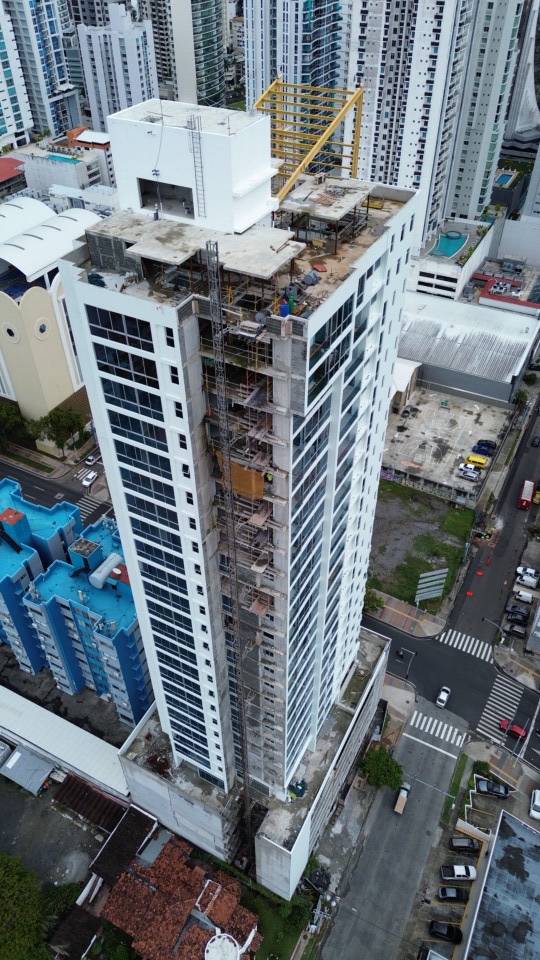 Torre residencial con trabajos en la parte superior