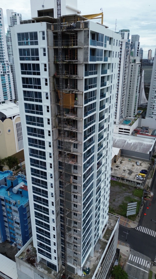 Fachada de edificio residencial durante trabajos de construcción