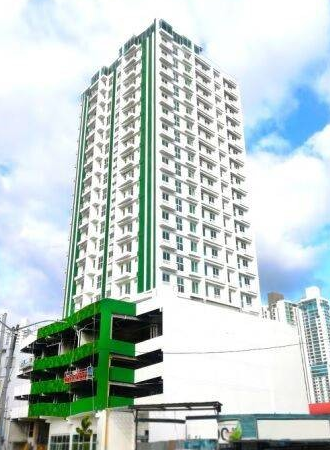 Torre residencial blanca con niveles de estacionamiento verdes