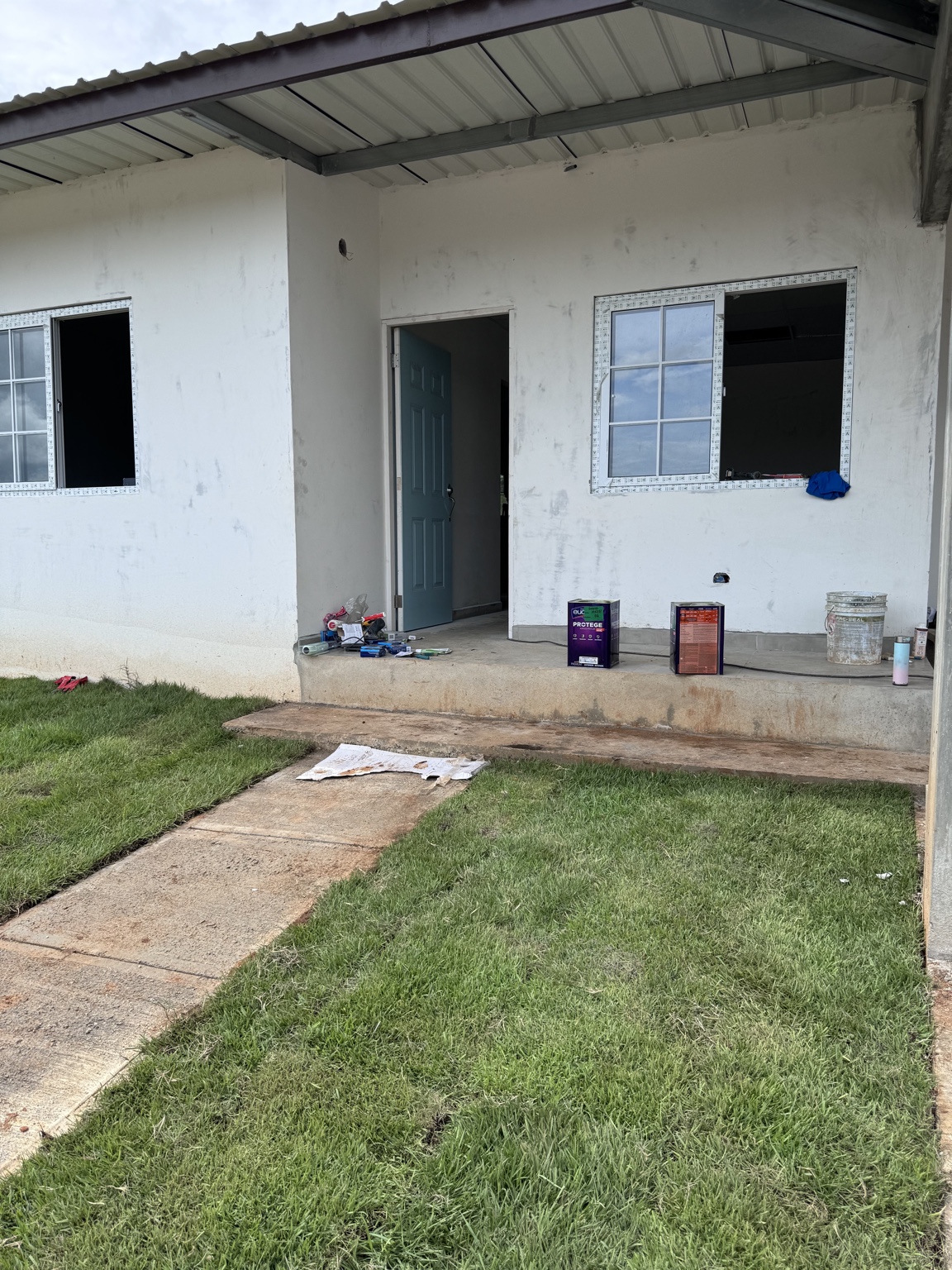Fachada de una vivienda en trabajos de pintura
