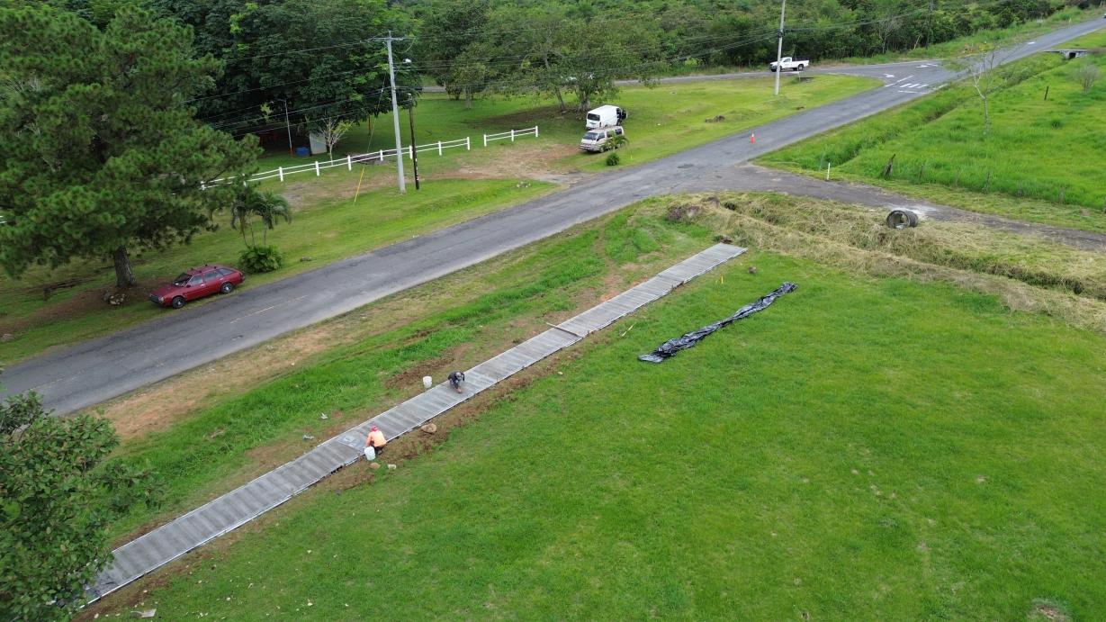 Construcción de aceras peatonales en Potrerillos Abajo