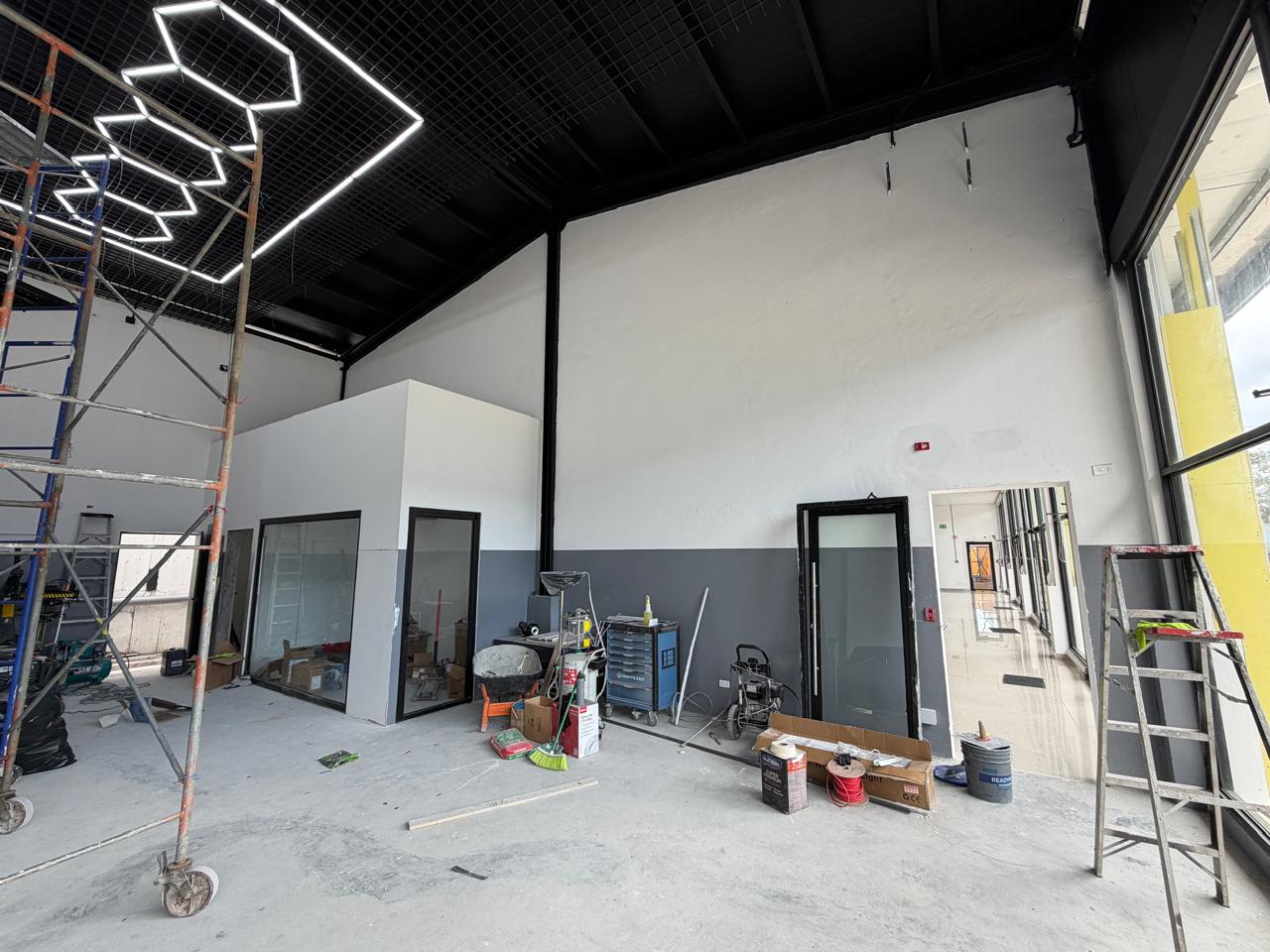 Interior en remodelación de la sucursal Asia Motors