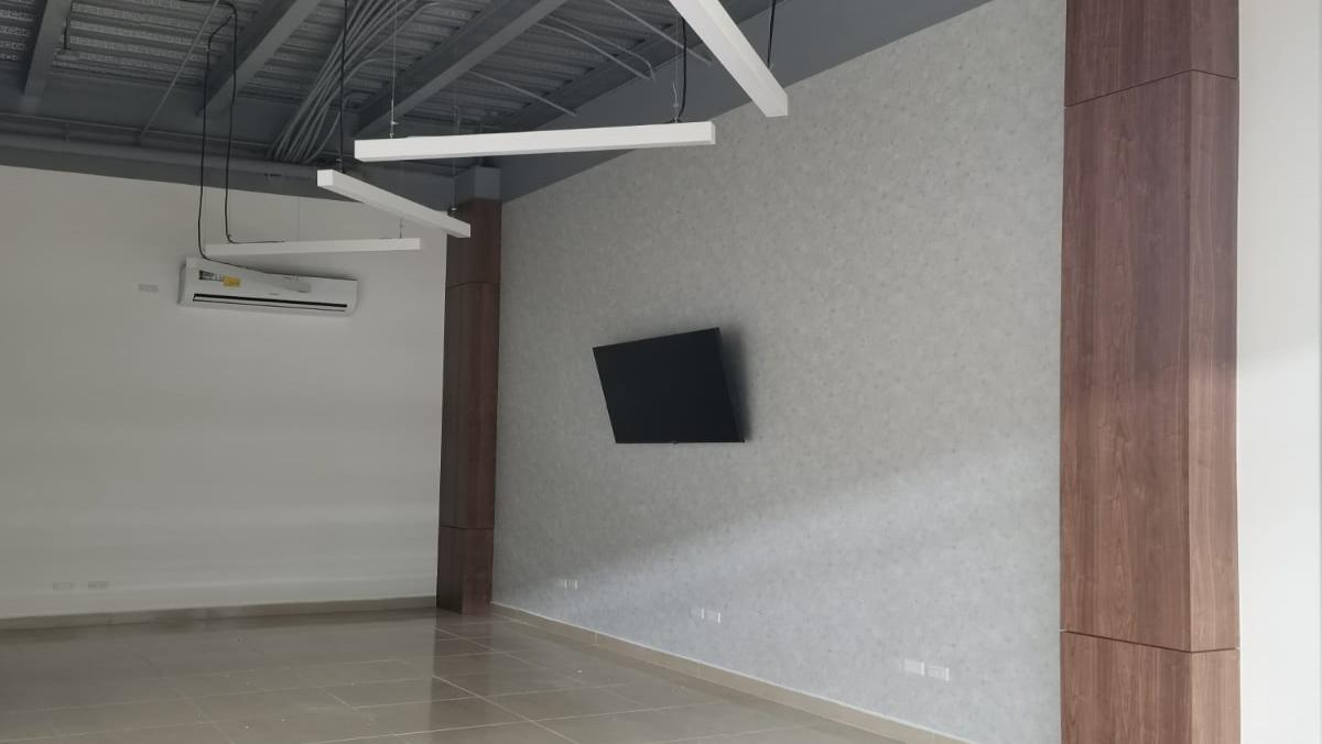 Interior remodelado de Kam Seguros Aguadulce