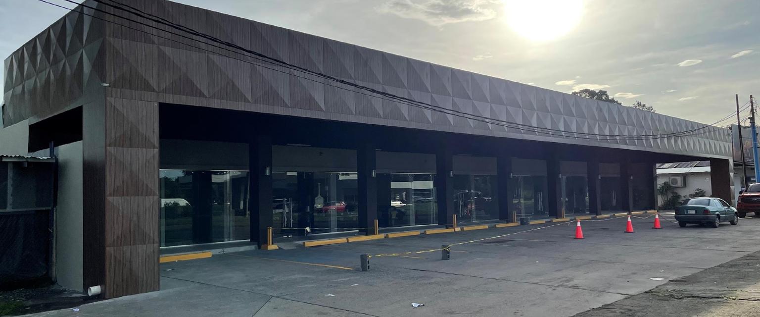 Fachada remodelada de Plaza Don Moy en David, Chiriquí