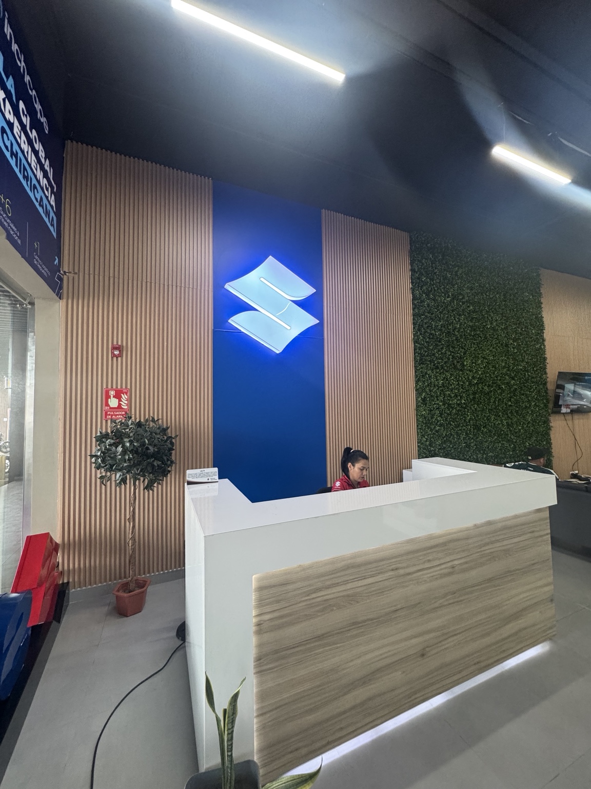 Recepción remodelada de la sucursal Suzuki David