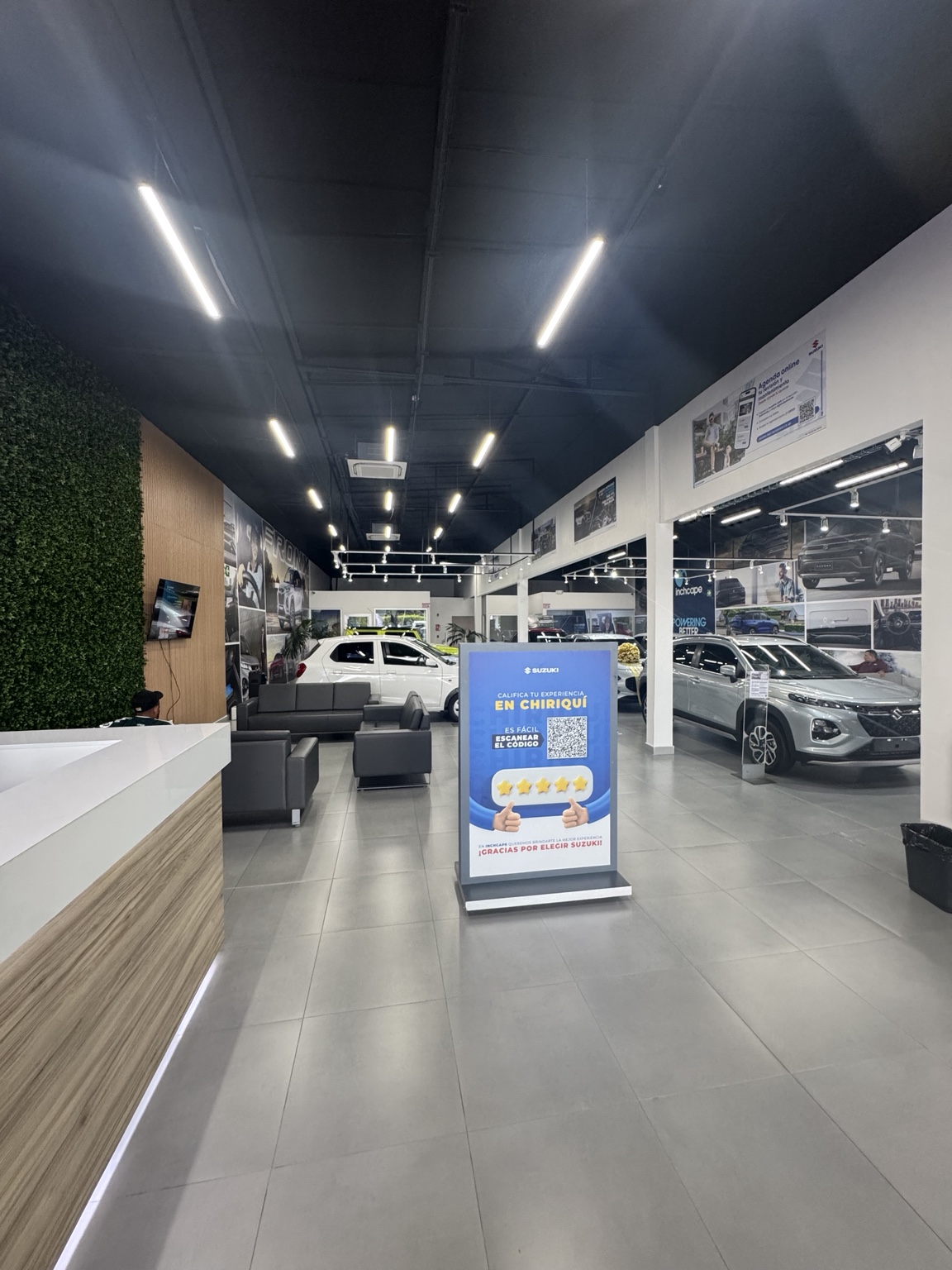Vista interior remodelada de la sucursal Suzuki David