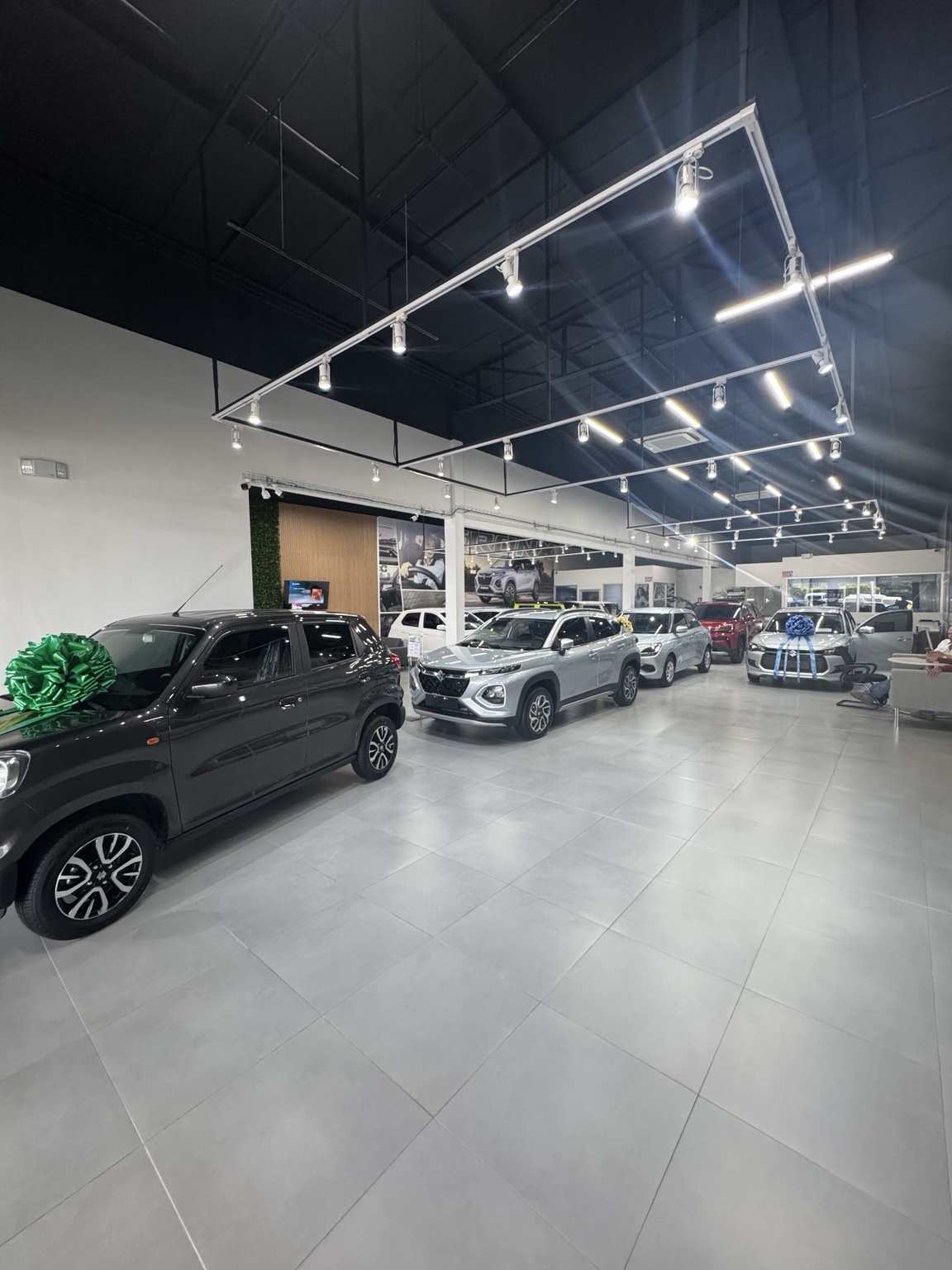 Sala de exhibición remodelada de la sucursal Suzuki David