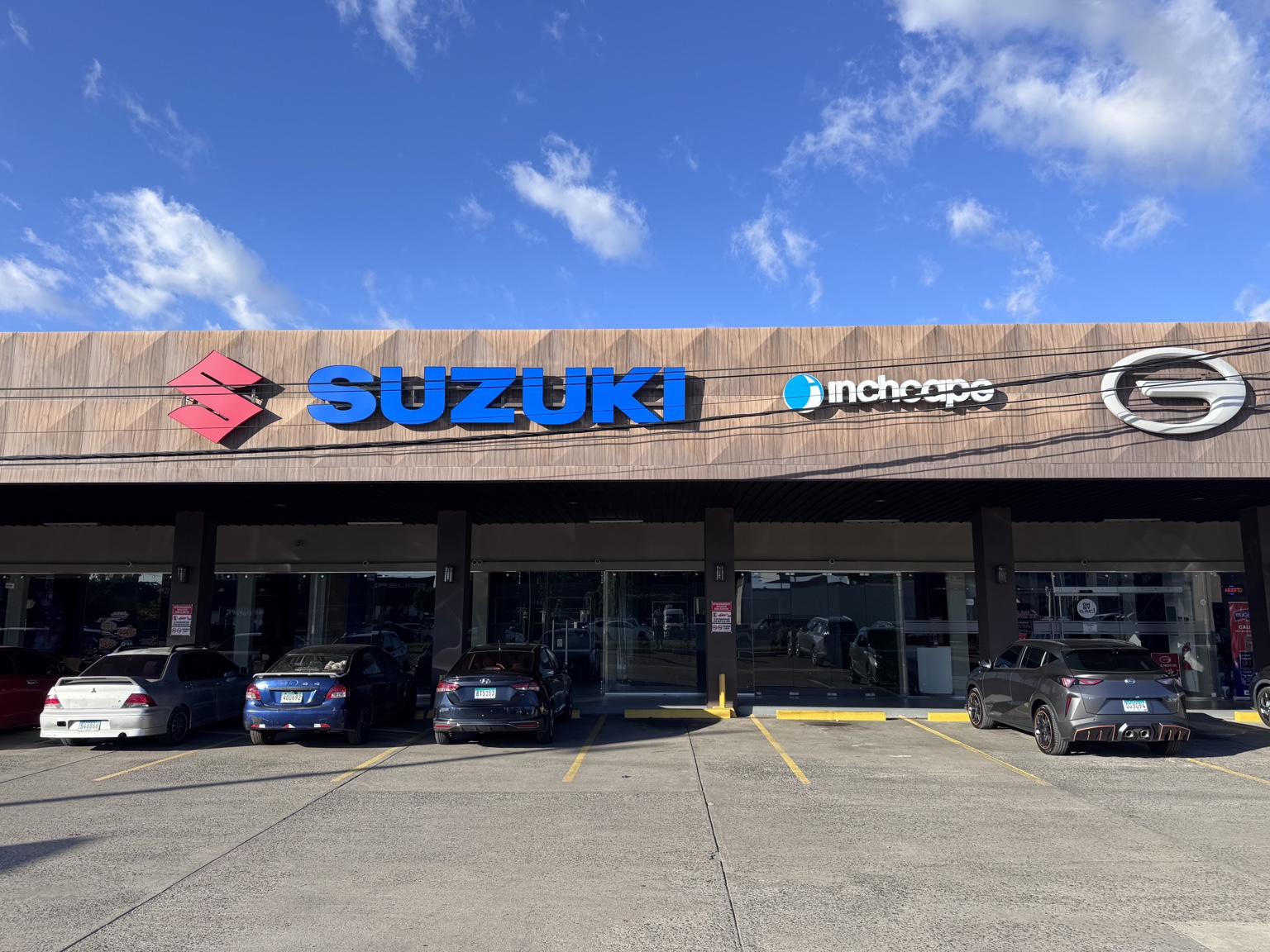 Fachada remodelada de la sucursal Suzuki David